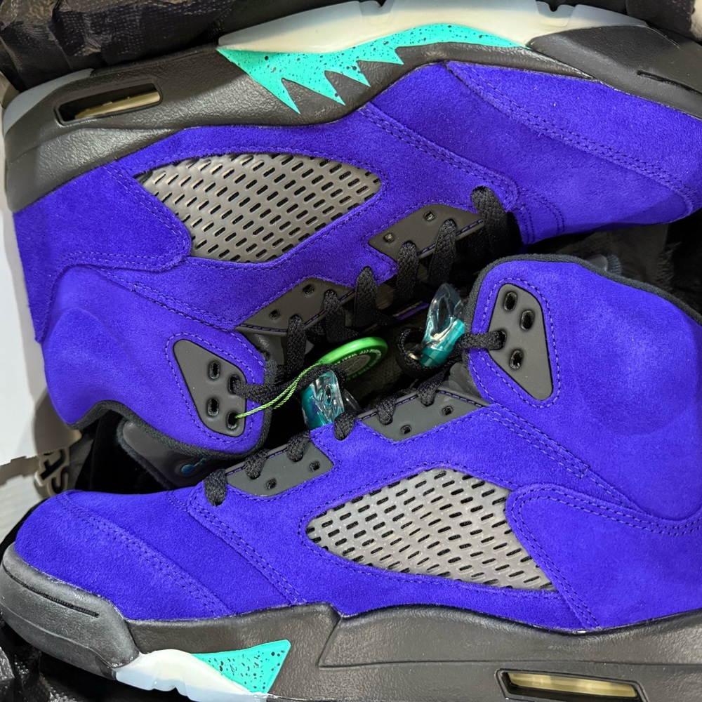 Jordan Air Retro 5  reverse grape in Black and Gray size 9.5m